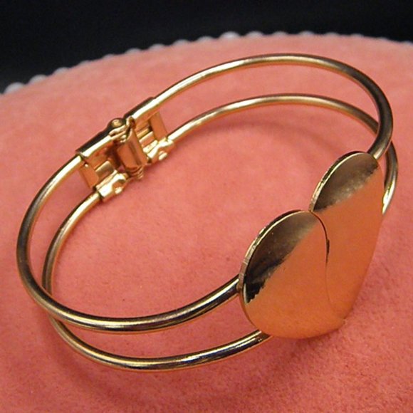 Gorgeous 18k gold plated Heart Bangle - Picture 6 of 9